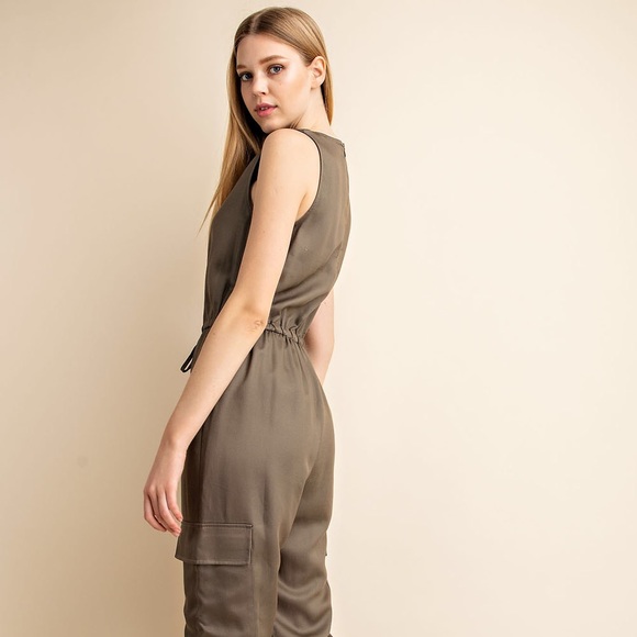 1 Small left! NWT 💕 Fabulous Olive Cargo Ruched Ankle Jumpsuit - Picture 3 of 8